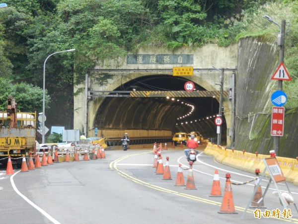 水公司一區管理處將在基隆市安樂區自強隧道擬進行汰管工程，水公司停水施工日期一變再變；水公司副理曹正欣說，就看4日下班前，是否會收到核准公文而定。（記者俞肇福攝）