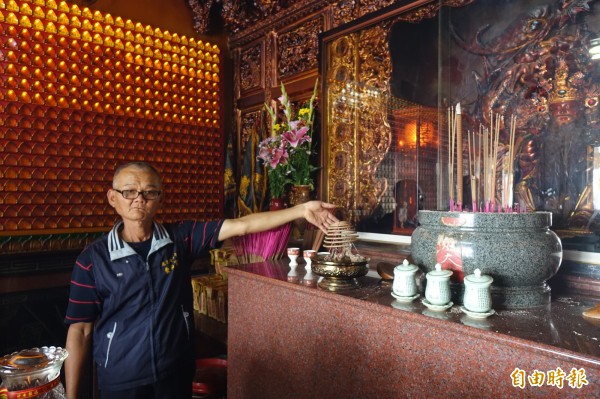 鹿港東崎里東福宮主委楊春木所指之處，就是被偷土地公神尊所放的位置。（記者劉曉欣攝）