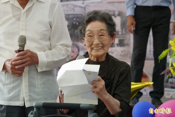 花蓮銅門國小創校百年，88歲日籍校友坂井楚美子今日受邀返校慶生，為了再看一眼77年前的兒時小校，她不顧年邁身軀堅持來台，並感性地向學弟妹分享「我的故鄉是台灣！」獲得全場熱烈掌聲。（記者王峻祺攝）