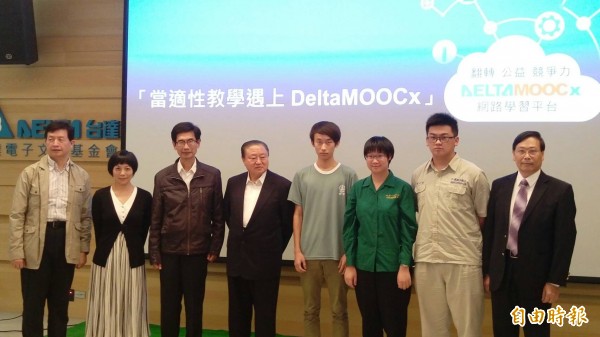 台達電文教基金會去年成立DeltaMOOCx線上學習平台，上線後吸引超過1萬6千人註冊。（記者李盈蒨攝）