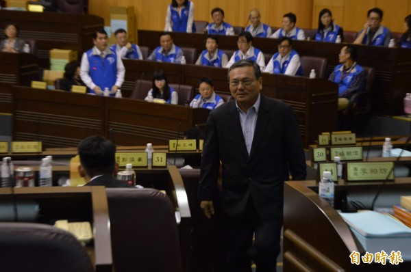 市議員林正峰抗議水肥全部進龜山區污水廠，憤而拍桌離席。（記者謝武雄攝）