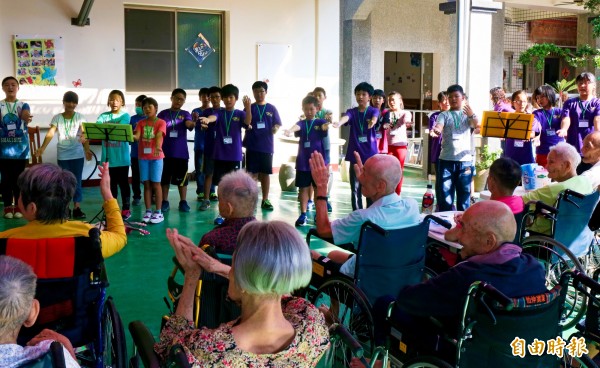 鯤鯓國小學生唱歌給長輩聽。（記者楊金城攝）