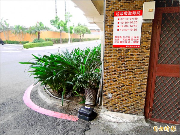 高雄機場老鼠數量暴增，航空站設置逾百鼠餌站，從排水溝、垃圾場到餐廳庫房嚴加捉捕。（記者黃旭磊攝）