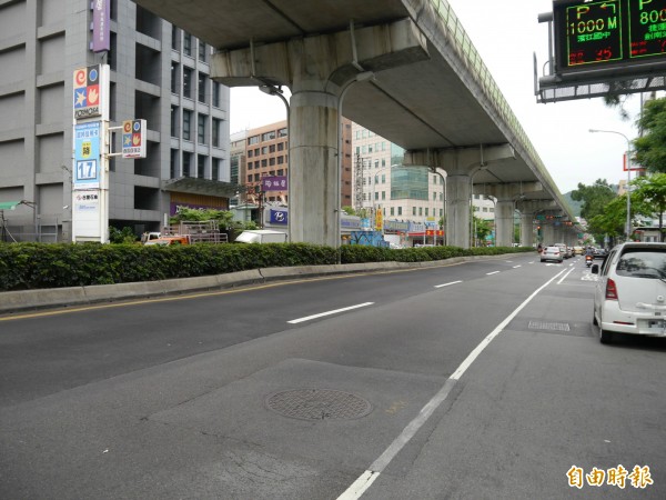 台北市內湖路今日傳出有醉漢想引爆瓦斯，警方打算進行攻堅。圖為內湖路一景，與本新聞無關。（資料照，記者盧姮倩攝）