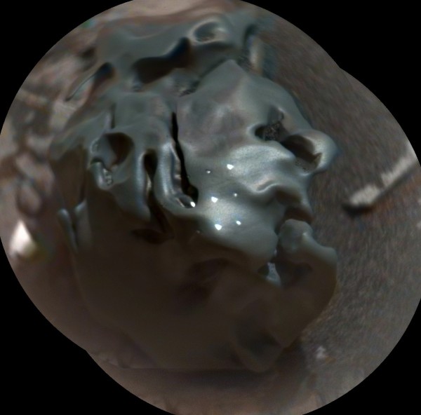 好奇號在火星上發現神秘隕石，有著異常光滑的表面。（圖擷自NASA）