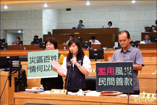 嘉義縣議員李國勝（右起）、詹琬蓁及吳思蓉抨擊縣府用莫拉克風災捐款興建茶體驗園區。（記者林宜樟攝）