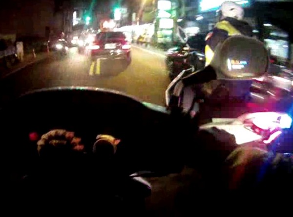 陳男黑色小客車一路超車、逆向，警方在後方尾隨並通報攔截圍捕。（記者鄭淑婷翻攝）