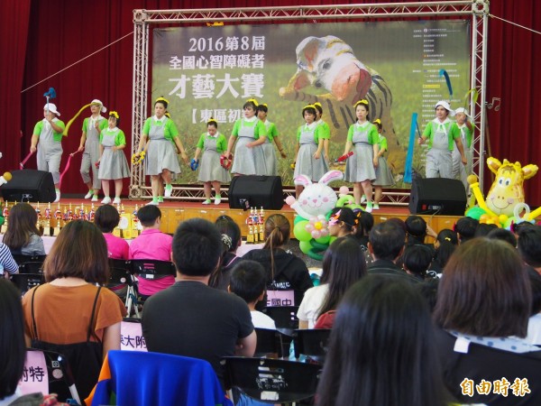 花蓮黎明教養院表演人數眾多，精采演出帶動現場氣氛。（記者王秀亭攝）