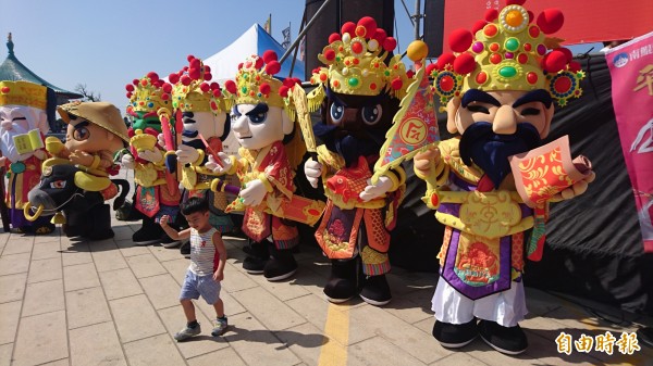 鯤鯓王平安鹽祭的五府千歲神偶，很可愛。（記者楊金城攝）