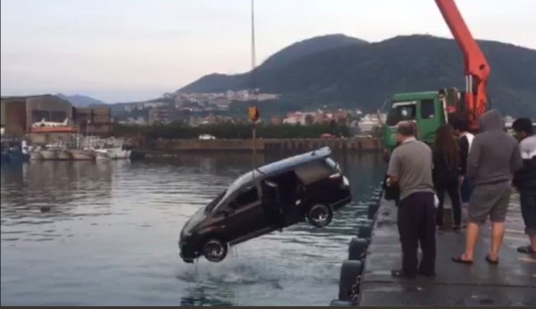 潛水人員將劉男的後車門打開，確認裡面無他人受困。（記者吳政峰翻攝）