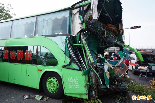 國道1號大林段嚴重連環車禍，多名傷者送醫急救。（記者曾迺強攝）