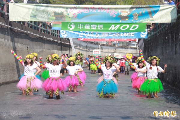 2016二水國際跑水節，魅力運動館大跳「癡情玫瑰花」。（記者陳冠備攝）