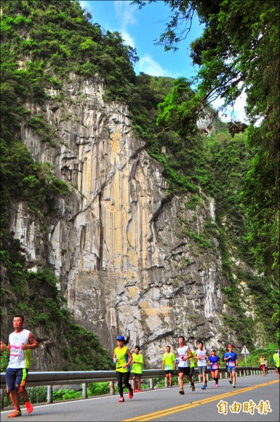 舉辦第16屆的2016太魯閣馬拉松，擁有峽谷的壯麗賽道景色。（記者花孟璟攝）