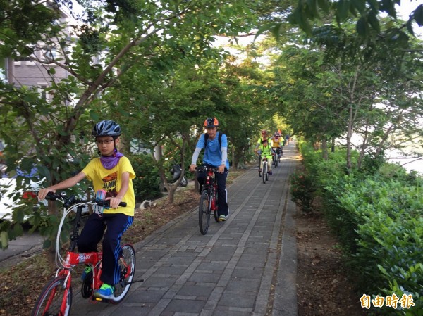 台江山海圳綠道，綠意盎然，曾經入圍台灣十大單車道票選路線。（記者蔡文居攝）