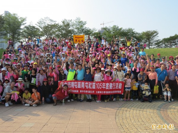 近千位民眾在南屯區健行，並且在文心森林公園大合照。（記者蘇金鳳攝）