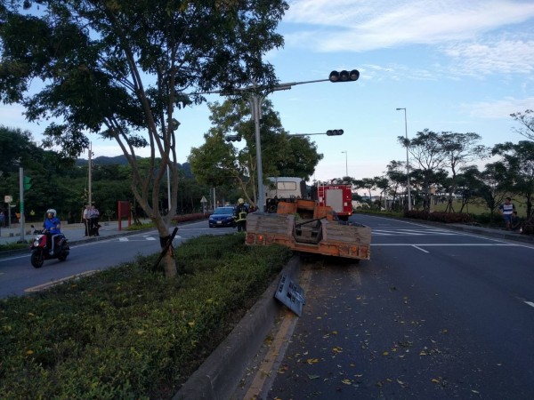 拖板車飛上安全島。（記者余衡翻攝）