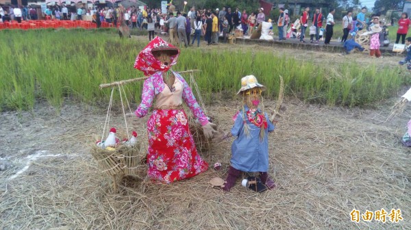 桃園客庄稻草藝術創作大賽，參賽隊伍比美「金」色藝術。（記者李容萍攝）