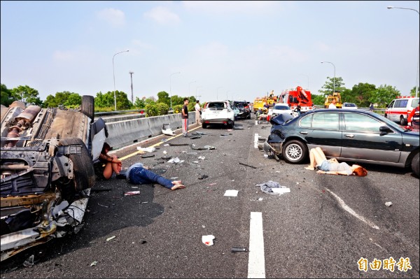 國道1號大林段嚴重連環車禍，事故現場車體零件碎裂四散，多名傷者爬出車外待援。（記者曾迺強攝）