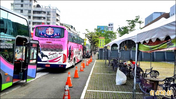 檜意森活村園區鄰近林森東路的候車亭目前以簡易帳篷搭設，與園區形成突兀的對比。（記者丁偉杰攝）