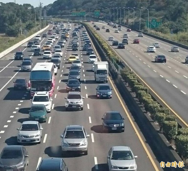 國道楊梅路段大塞車情景，學者認為解決國道塞車讓民眾有感，再談收費會較容易。（資料照，記者李容萍攝）