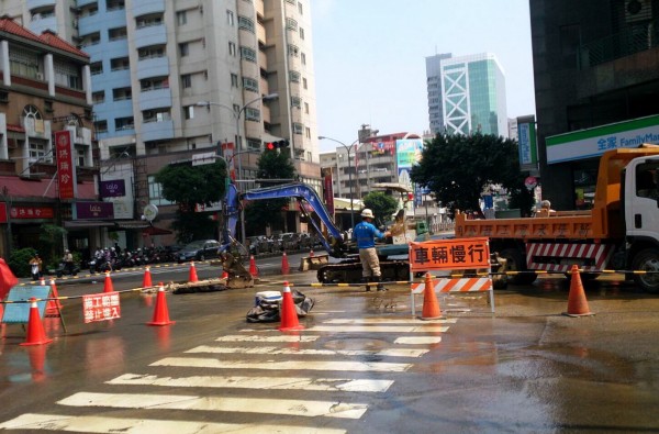 北區進化路自來水管線遭挖破，第二供水區因此緊急停水。（自來水公司提供）