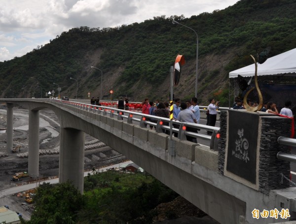 號稱全國第三高的預力箱型橋樑茂林得樂日嘎大橋，疑因伸縮縫過大卡單車車輪，造成出遊的黃姓男子摔死，家屬提告獲國賠686萬元。（記者蘇福男攝）