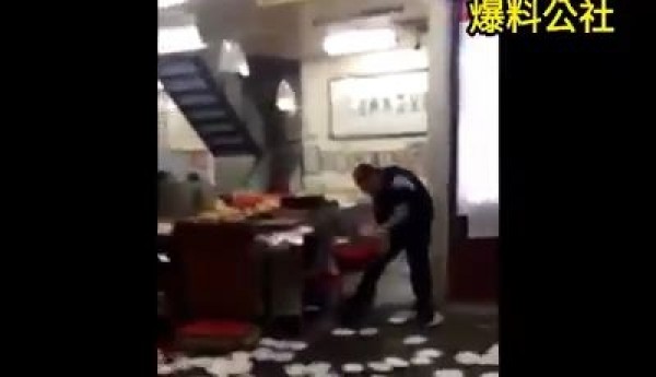 蛋餅哥自稱「中山聯盟話事人」，大摔豆漿店內盤子。（記者姚岳宏翻攝臉書爆料公社）