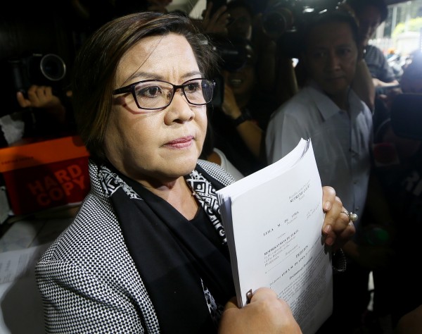 菲國總統杜特蒂的最大政敵參議員德利馬向最高法院遞上申請書，要求杜特蒂別再公開她的私人生活。（美聯社）