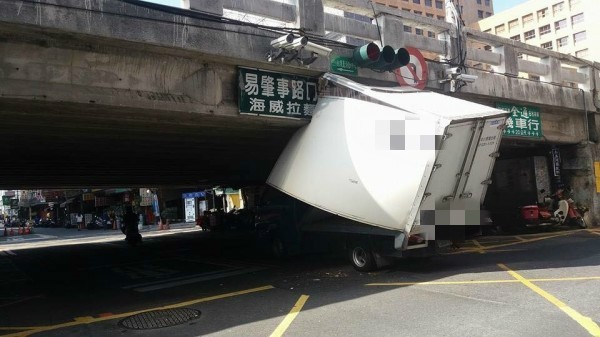 台南有輛貨車沒注意路況，差點變成另類的敞篷車。（圖擷自《台南諸事會社》）