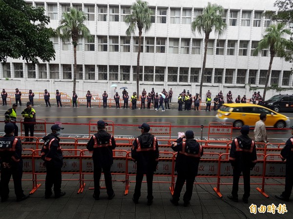 維安警力站滿博愛路兩側。（記者錢利忠攝）