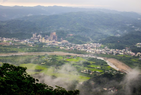 響應小英總統的浪漫台3線政策，新竹縣在地客家社團訂於月底舉辦台3線客庄產業人才培力營。圖為從大山背樂善堂俯瞰的台3線沿線風光。（圖由鄭昱芸提供）