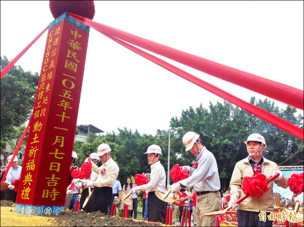 台北市長柯文哲昨早主持捷運東延段動工祈福典禮，眾人以金鏟子鏟土象徵開工。（記者何世昌攝）