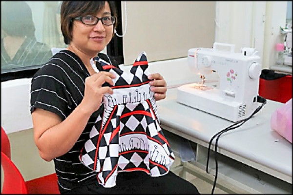 布農族的萍娜．穌娜凡利用數位印花專業技術，將自己設計的原民圖案，應用在禮服作品上。（原民局提供）