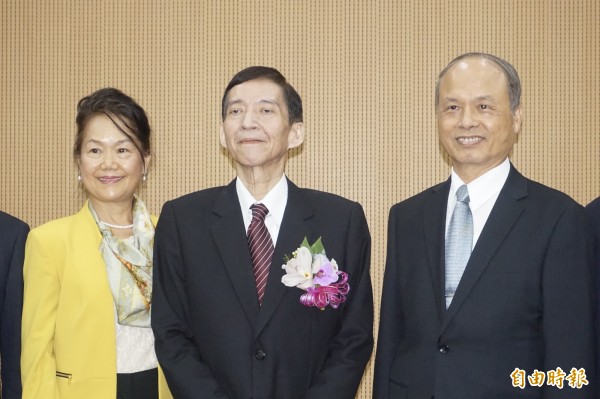 前財政部長、現任國立台北大學校長何志欽（中）今晨驚傳病逝，享壽64歲。照片為何志欽就任台北大學校長，財政部長張盛和（右）出席致意。（資料照，記者張安蕎攝）