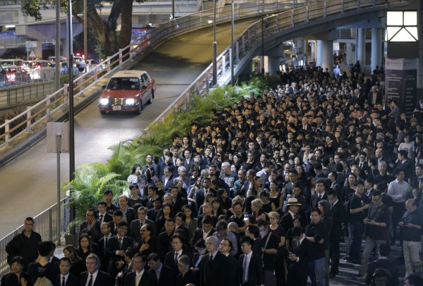 香港法界人士發起「靜默黑衣遊行」，約有3000名參與，是5次黑衣遊行以來人數最多的一次。（美聯社）
