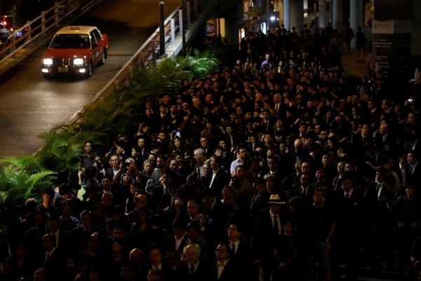 昨日就有民眾為了抗議釋法上街遊行，今日法律界人士也發起「靜默黑衣遊行」。（路透）