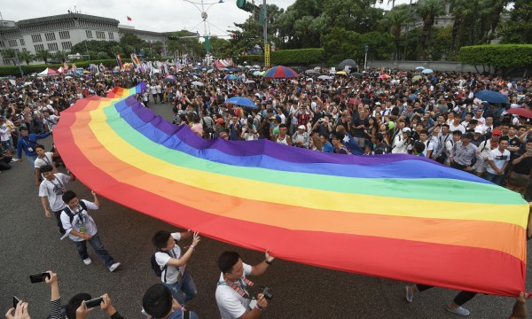 立法院院會今下午一讀通過民進黨立委尤美女、國民黨立委許毓仁提案的婚姻平權修正草案，順利付司法法制委員會審查，跨出婚姻平權第一步。圖為上月底多人響應同志遊行。（資料照，記者方賓照攝）