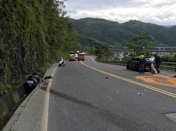 蘇花公路135.7公里處，今天下午發生轎車與機車對撞。（記者江志雄翻攝）