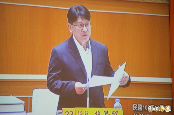 國民黨新竹縣議員林思銘要求縣府提早因應人口成長後，2020年新竹縣立委改選可望增額的選區劃分問題，別讓中央有機會「說三道四」。（記者黃美珠攝）