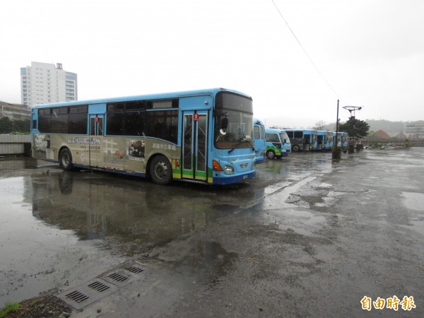 七堵崇孝街市公車停車場，將釋出150個停車位供居民停車。（記者林欣漢攝）