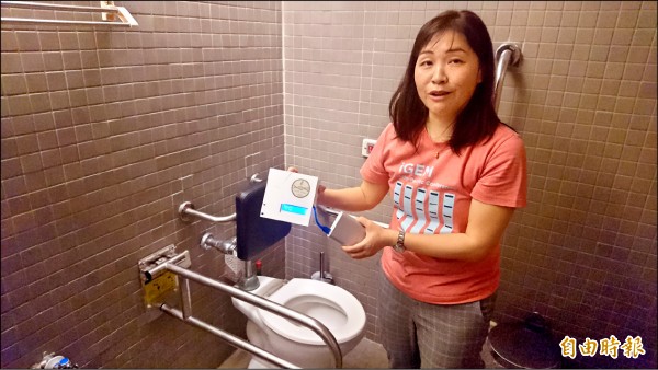 U-KNOW-糖尿病生物感測器安裝在馬桶旁，每天上廁所時按一下，就能輕鬆檢測尿糖數值。（記者劉婉君攝）