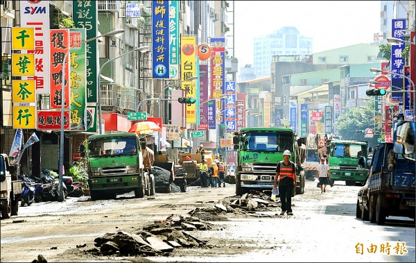 道路不平惹民怨，市議員陳信瑜昨質詢，指高雄市這五年來，國賠近一千八百萬元，要求道路施工應優先進行基底層的改良。（記者張忠義攝）