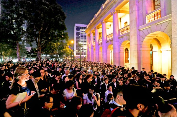 為抗議中國全國人大常委會釋法干預香港司法獨立制度，香港立法會議員郭榮鏗八日發起「靜默遊行」，號召逾三千名法律界人士及法律系學生身著黑衣，從高等法院一路遊行至終審法院。（路透）