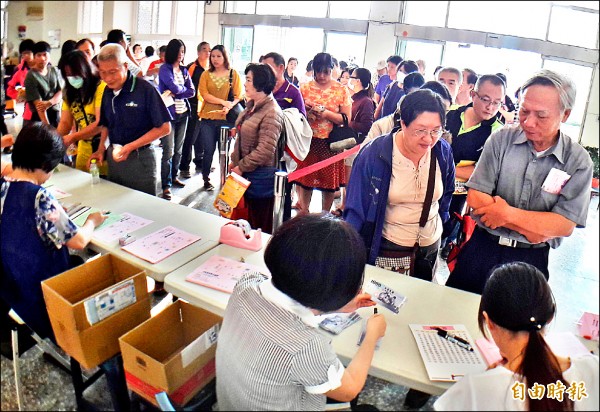 鹿港廟口小吃宴昨天受理報名，鹿港鎮文化所湧入爆滿民眾排隊報名，100桌瞬間秒殺。（記者湯世名攝）