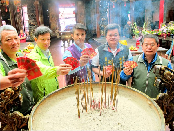 人安基金會中壢站與地方人士到仁海宮祈求活動順利，希望愛心人士踴躍捐款，只要電洽人安基金會中壢站，就能獲贈附錢母的積福轉運卡。（記者周敏鴻攝）