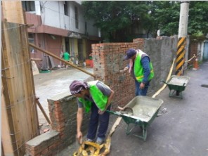 陳姓等酒駕慣犯易服勞役，替苦無經費的基隆市立院，修建停車場磚牆。（記者林嘉東翻攝）