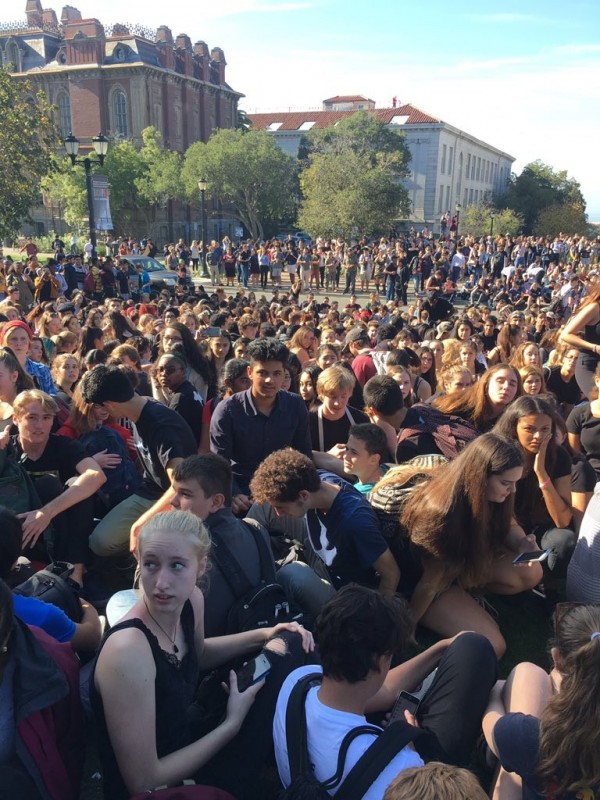 不滿川普當選，美高中生罷課抗議。（圖片擷取自「Berkeley High School」推特）