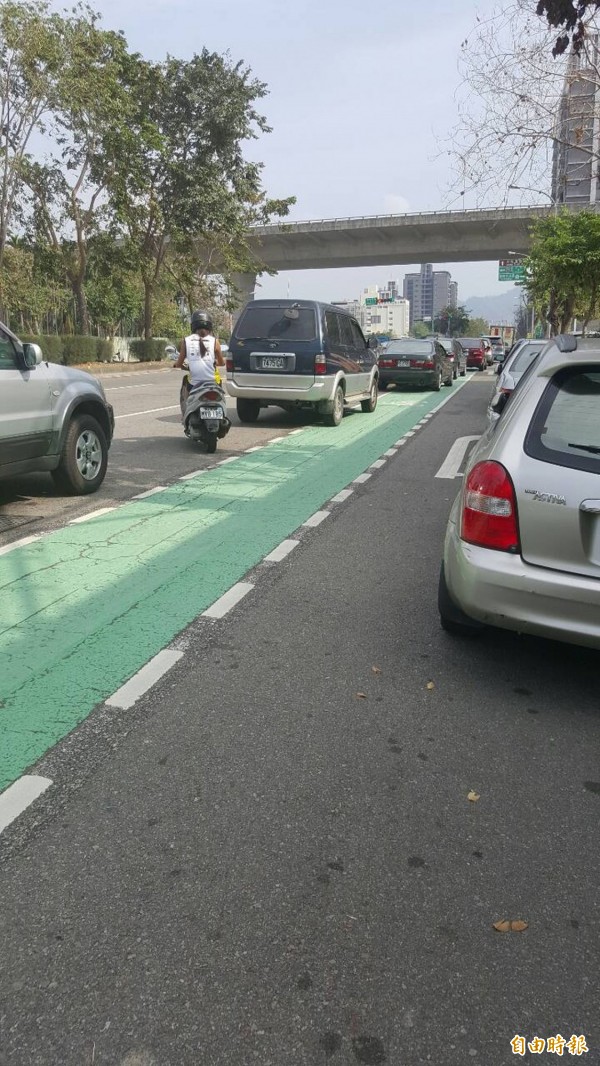 許多自行車專用道設在一般道路上，單車族必須緊臨公車、機車騎乘，險象環生。（資料照，記者黃鐘山攝）