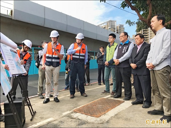 淡海輕軌工程上個月接連發生兩起公安意外，新北市長朱立倫昨早視察淡海輕軌工程，聽取簡報。（記者葉冠妤攝）