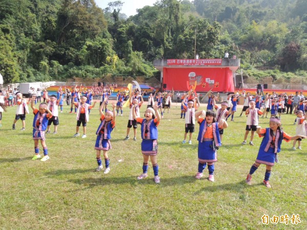 苗栗縣三義鄉鯉魚國小學童身穿原住民服飾，跳著大會舞，傳承巴宰族特有文化。（記者張勳騰攝）